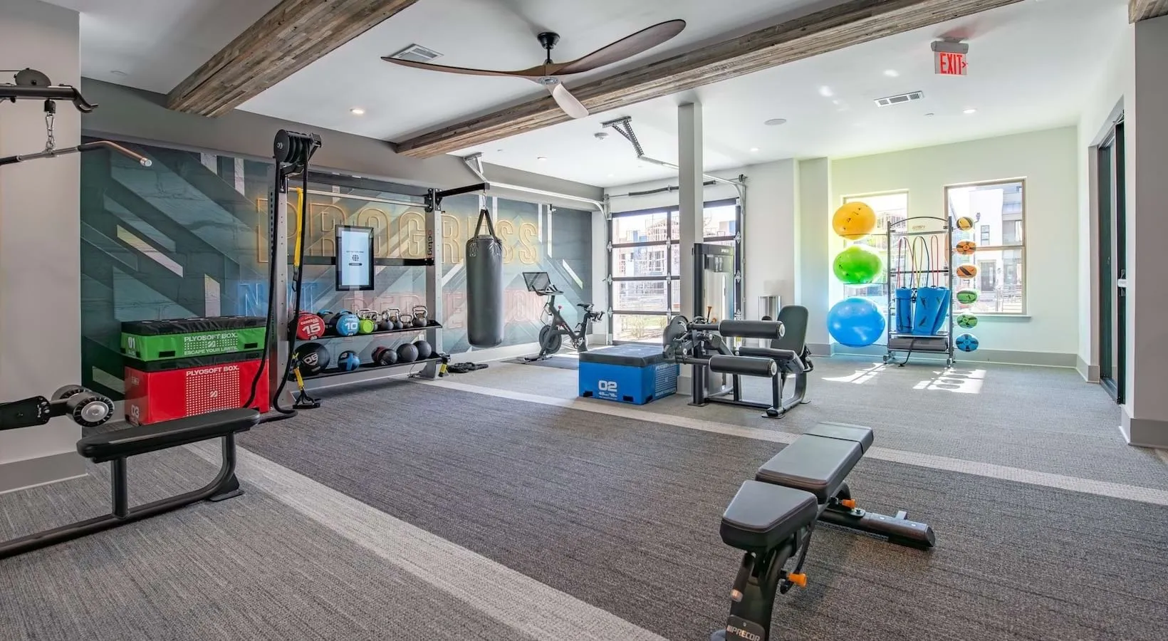 Reservable micro-fitness room