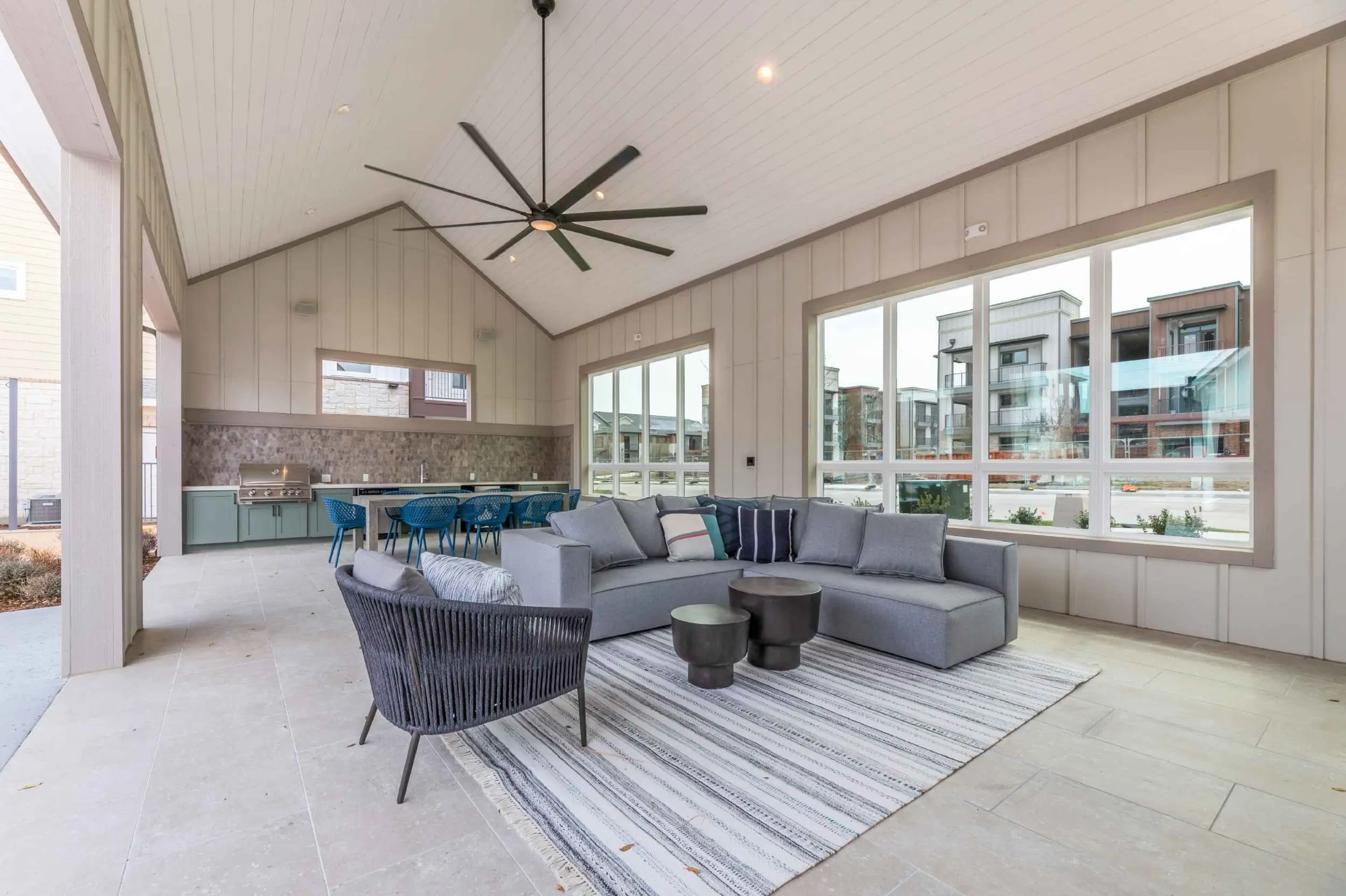 Atlas Crown - Covered outdoor kitchen and lounge