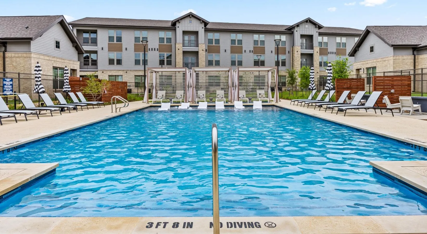 Birchway Sherman - Sparkling swimming pool