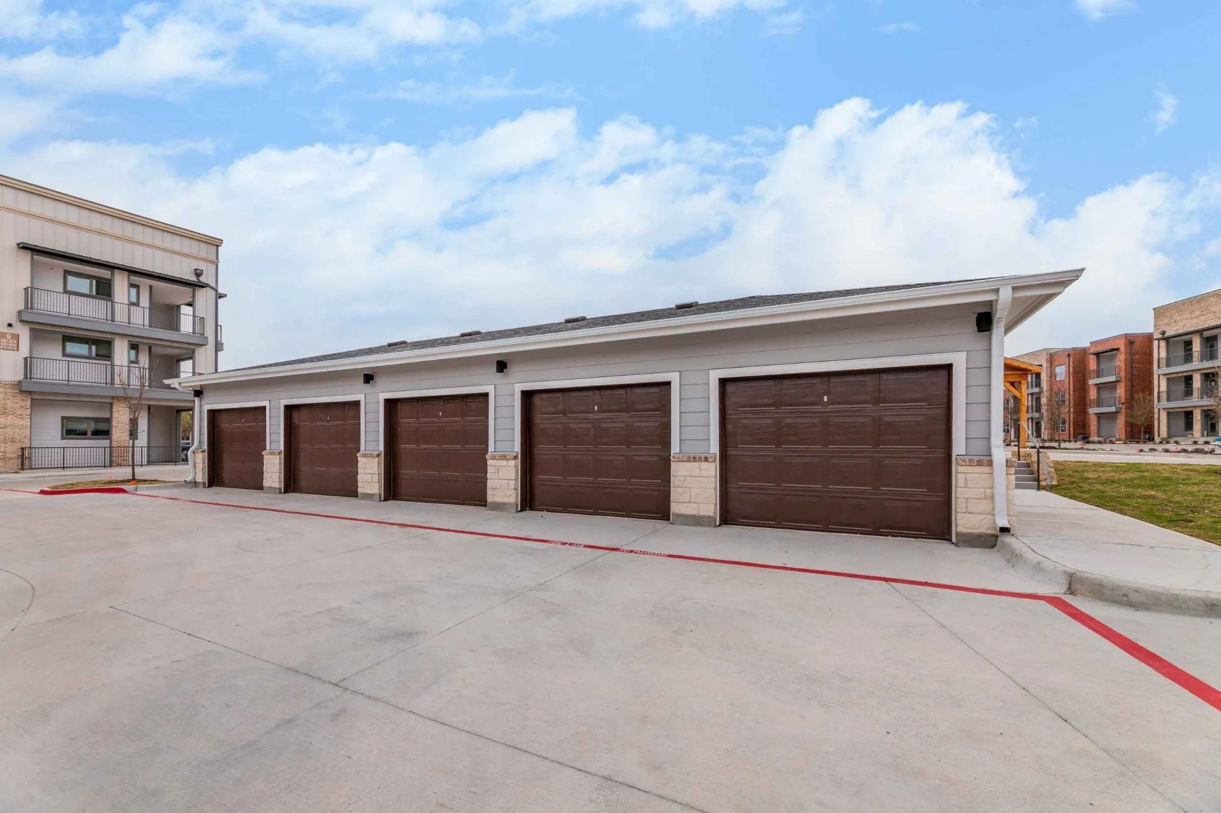 Atlas Crown - Detached private garages