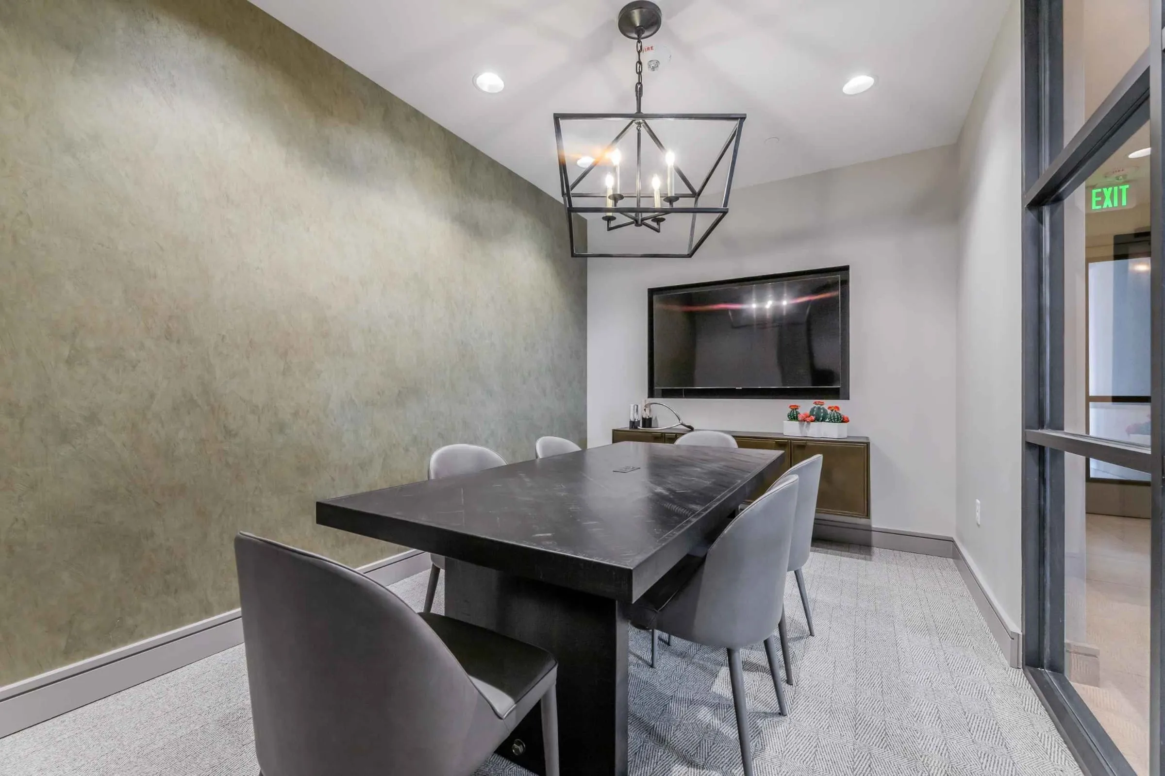 Atlas Crown - Private business center with long table and television