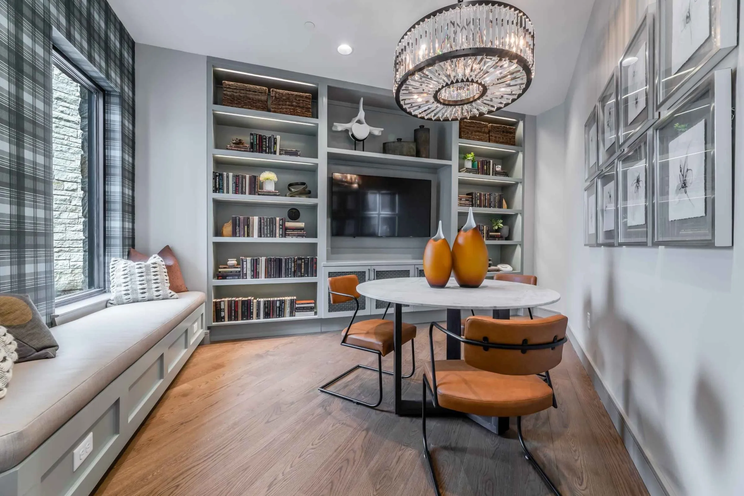 Atlas Crown - Library lounge area with television