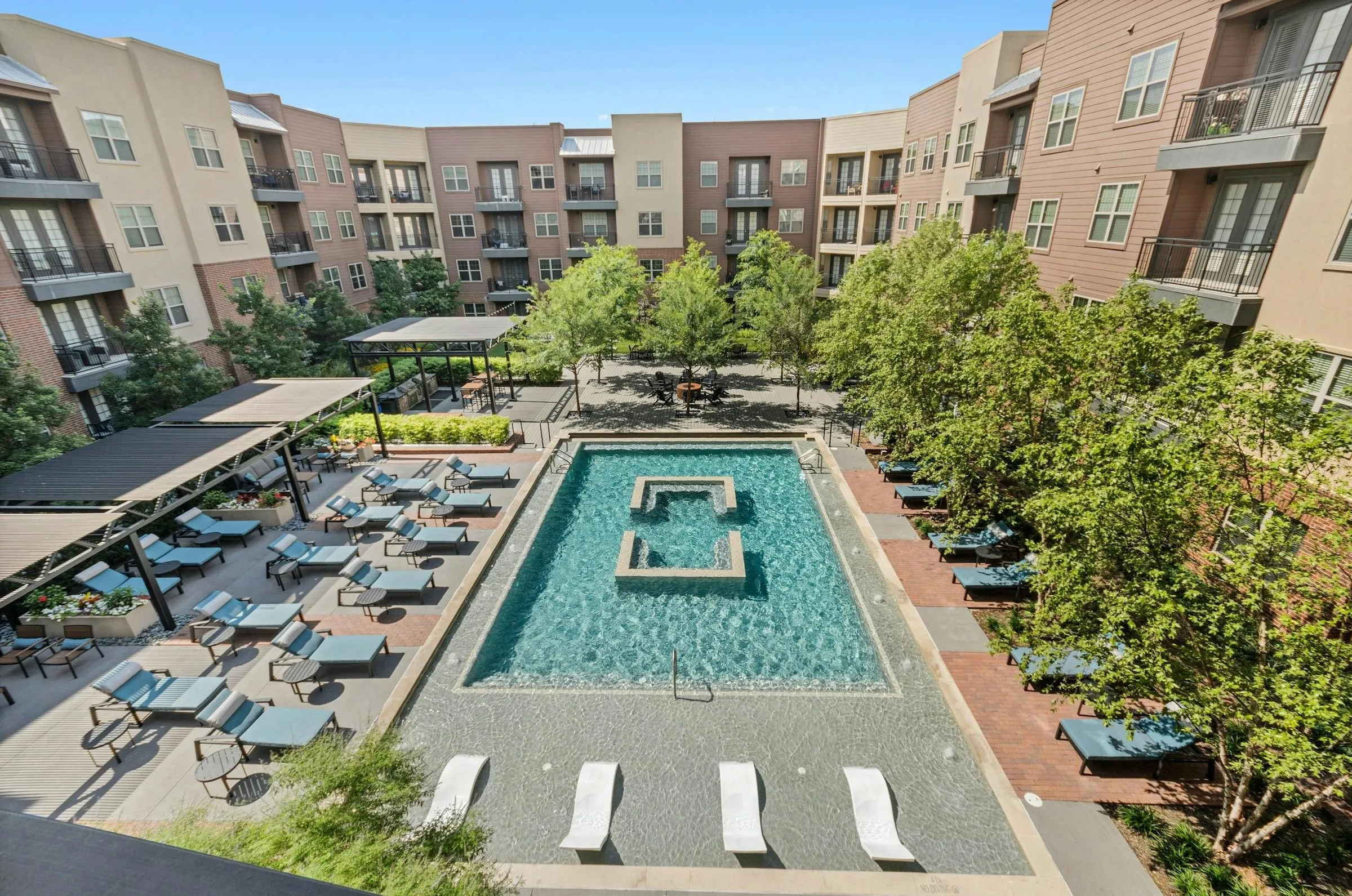Pool at AMLI Grapevine