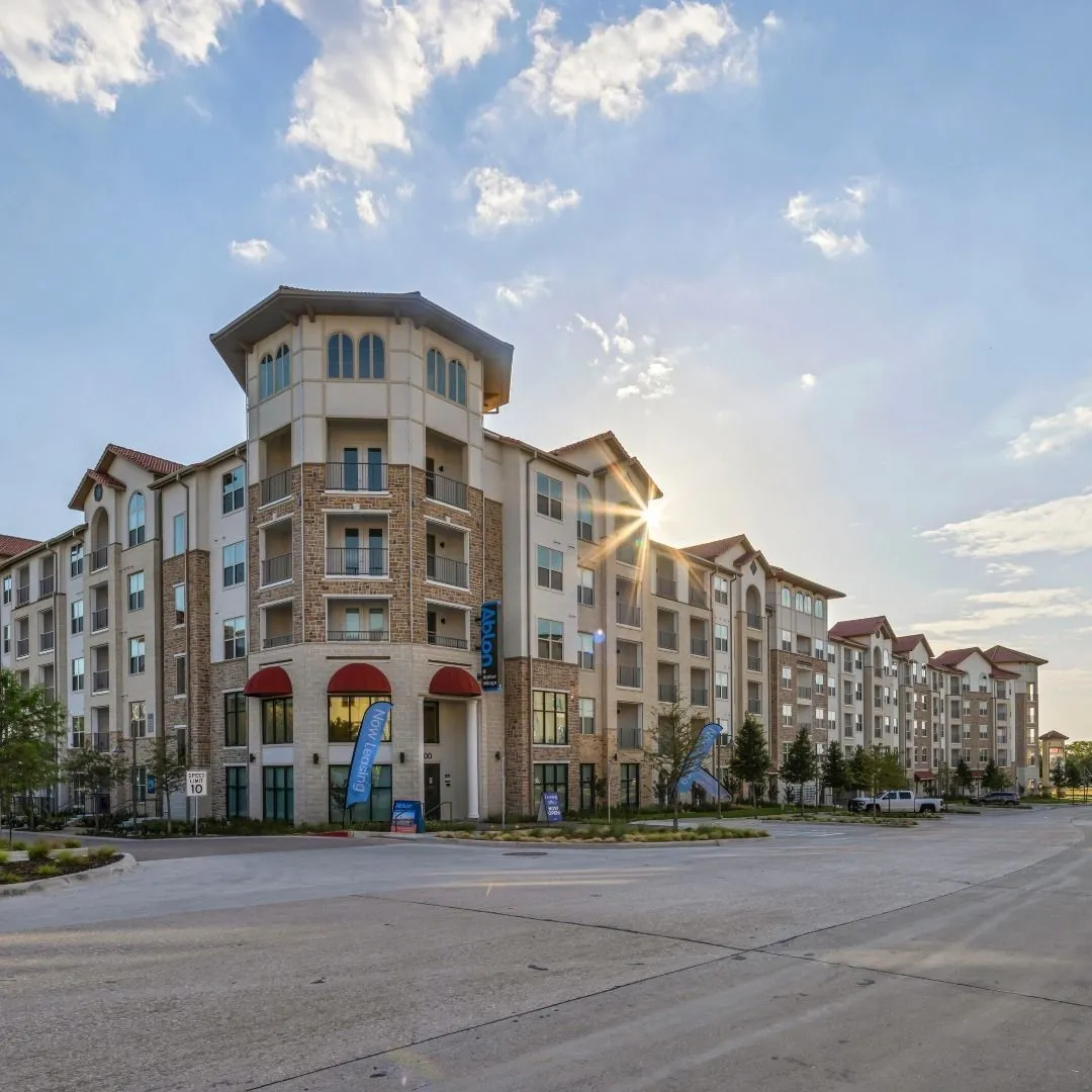 Ablon at Harbor Village - Community exterior and parking area