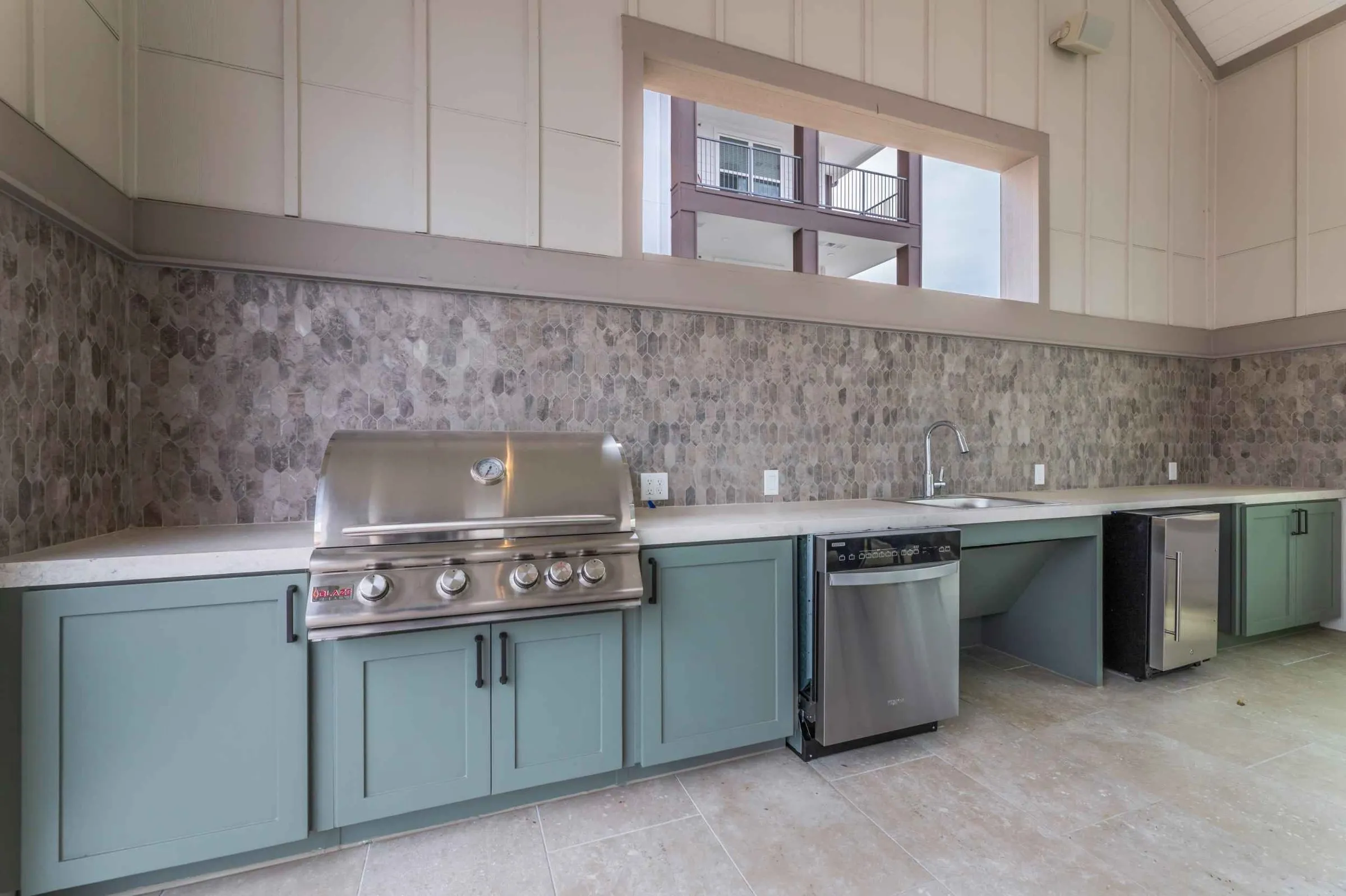 Atlas Crown - Outdoor grill and kitchen