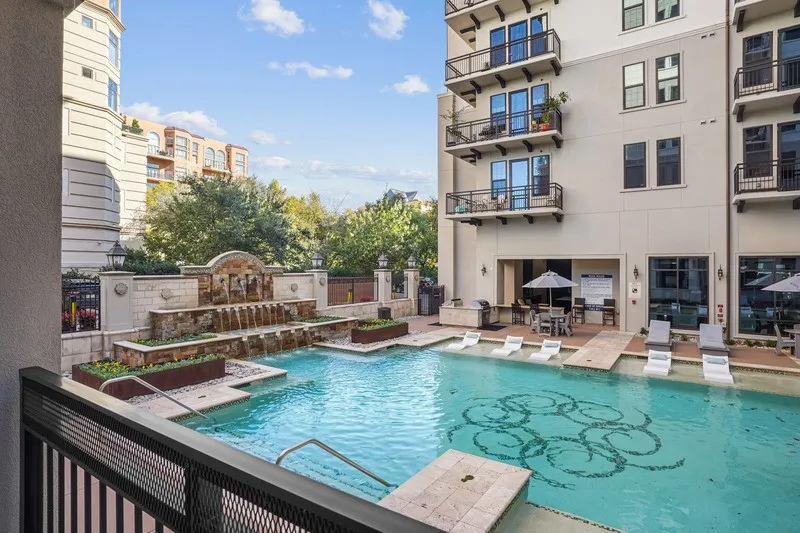 Cantabria at Turtle Creek - Resort-style swimming pool with lounge deck