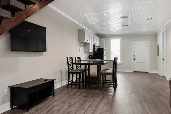 4 Bed 4 Bath – image 1